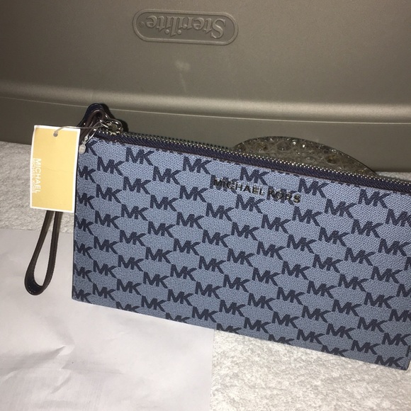 🌵🌹 Michael Kors NWT large zip clutch wristlet - Picture 2 of 2